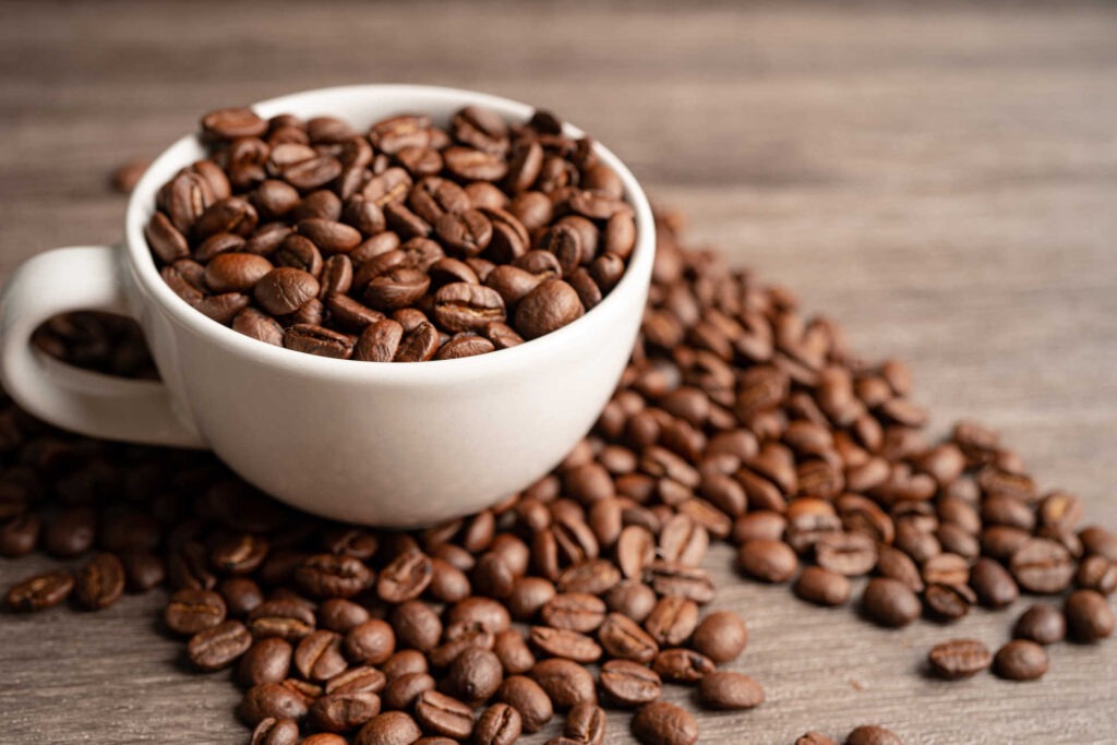 Coffee bean in cup, import export trade commerce. Kaffeebohne in Tasse, Import-Export-Handel Handel.